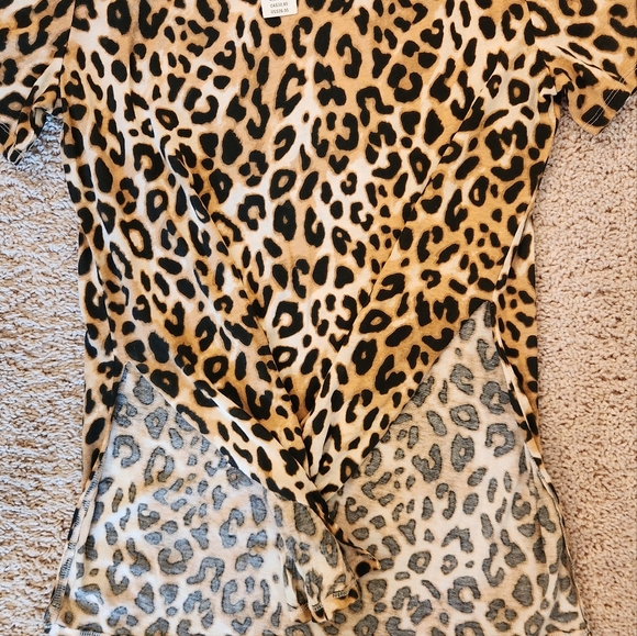 Victoria's Secret Pink Leopard Print T-Shirt Splits On The Side Size Small - Picture 3 of 9
